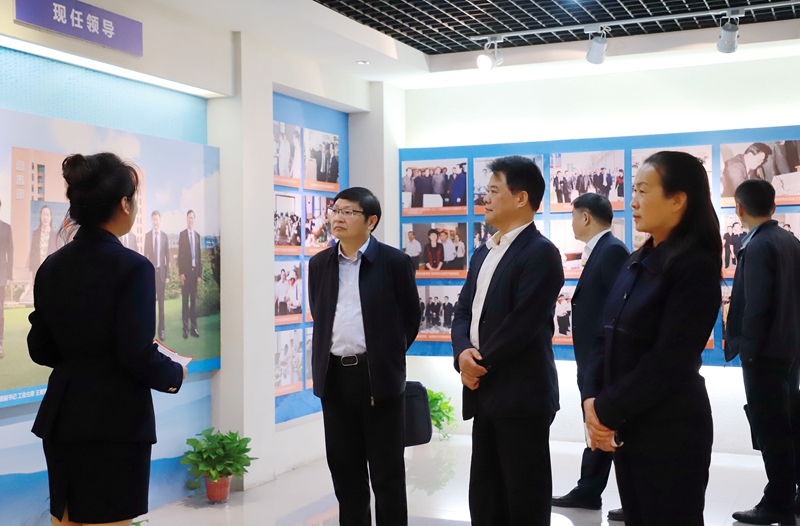 省退役军人事务厅党组成员、副厅长姚国宝与王雪云书记、李学志校长参观考察校史馆